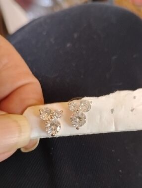 Classic Clear Crystal Stud Earrings - Elegant Sparkle